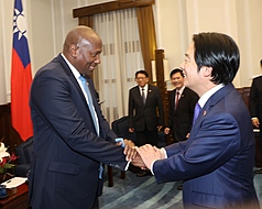 Le Premier ministre du Royaume d'Eswatini, Russell Dlamini, reçu par le Président Lai Ching-te lors de sa visite à Taipei (photo : CNA)