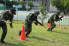 Exercices Han Kuang : les réservistes s'entraînent à avancer en tenant un fusil (photo CNA)