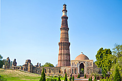 Le Qûtb Minâr, minaret indien le plus haut, est un des sites touristiques les plus fréquentés de Delhi (Image : EVA Air)