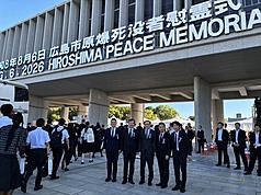 Le représentant taïwanais au Japon Lee I-yang (2e à g.) participe aux commémorations du bombardement atomique à Hiroshima le 9 août (photo, représentation taïwanaise)
