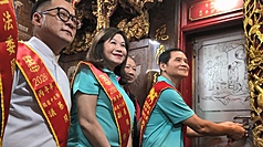 Liu Po-hung (1er à d.), président du comité des familles de Liu, de Tang et de Du, ouvre d'un geste symbolique, la porte des enfers, annonçant le début du mois des fantômes (photo, CNA)