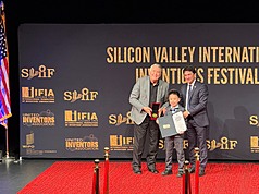 Hsu Ting-wei, un inventeur taïwanais âgé de 10 ans, a remporté une médaille d'or lors du Silicon Valley International Invention Festival 2026 (photo, CNA)