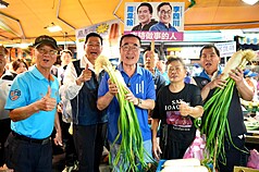 Le candidat du KMT à la mairie du Nouveau Taipei, Lee Shu-chuan (李四川), poursuit sa campagne avec une visite dans un marché traditionnel de Banqiao le 22 août 2026 (Image : CNA)