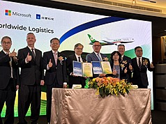 Signature d'un accord entre Eva Air et AIT Worldwide logistics sur l'utilisation d'huile de cuisson recyclée transformée en carburant d'aviation "durable" par Formosa Petrochemical qui bénéficiera in fine à Microsoft dans le cadre du Scope 3 (photo : CNA)