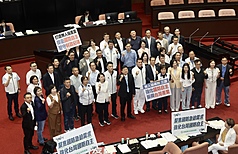 Des députés du KMT dans l'hémicycle du Parlement à l'occasion de l'adoption de la loi sur le renforcement de l'autonomie de la défense et le développement de l'industrie des drones le 27 août 2026 (Image : CNA)