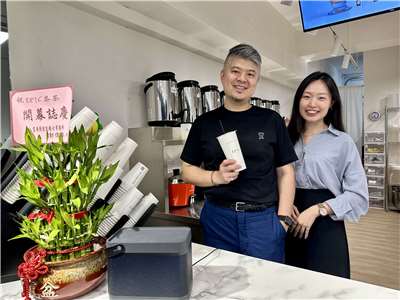 Chao Szu-wei et de Ho Tzu-chun, un couple de restaurateurs propriétaires de deux restaurants de fondue chinoise, qui vient tout juste de se lancer sur le marché prometteur du Bubble Tea (Image : RTI)