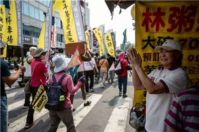 Manifestation dans les rues de Tainan pour faire connaître le projet de tenir un référendum local sur l'avenir du cimetière de Nanshan (photo : 南山國家墓葬歷史生態園區促進會)