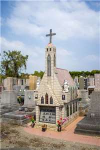 Dans le carré prebytérien du cimetière de Nanshan à Tainan, cette tombe est une réplique de l'église Maxwell Memorial Church de Taipingjing à Tainan (photo : Sasa / RTI)