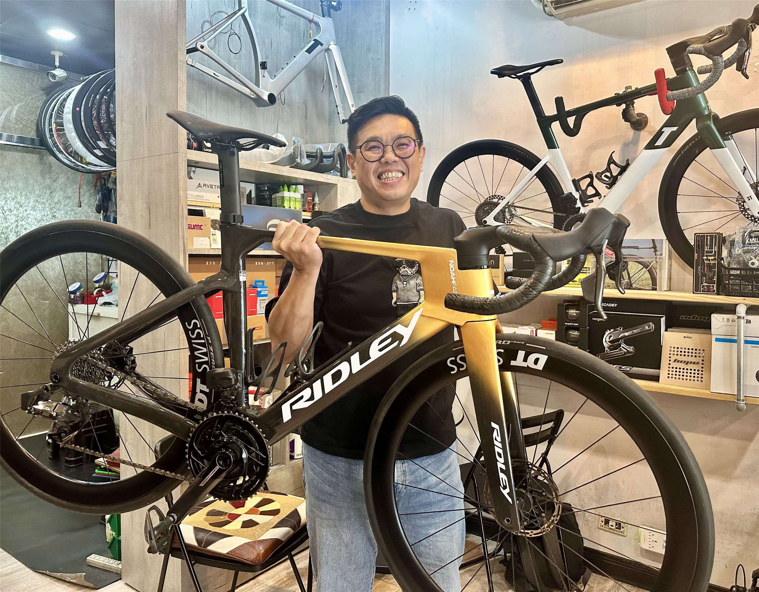 Jack, l'heureux propriétaire d'une boutique de vente, de réparation et d'entretien de vélos à Taipei (Image : RTI)