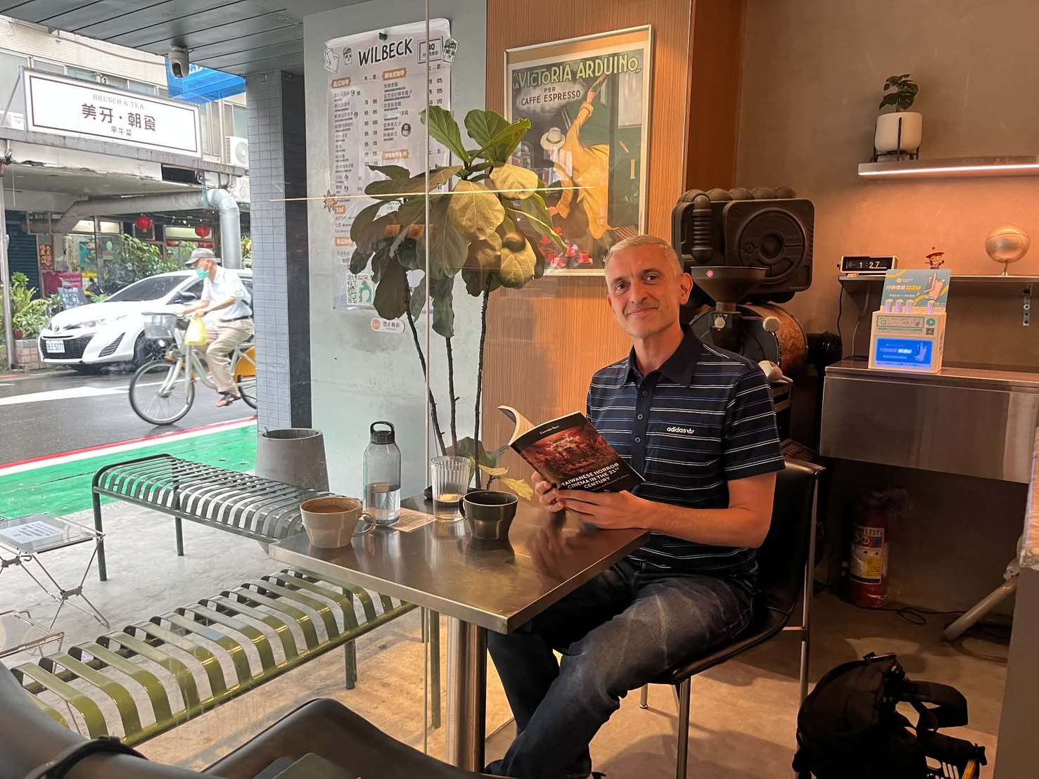 Corrado Neri, auteur de "Taiwanese Horror Cinema in the 21st Century", à son "bureau" à Taipei (photo Stellina Chen, aimable crédit)