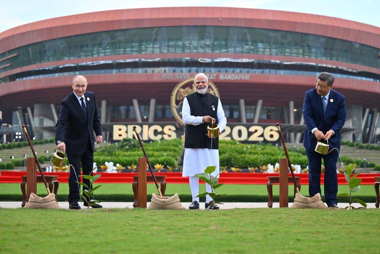 Le Premier ministre indien Narendra Modi (centre) emtouré des présidents russe Vladimir Poutine (gauche) et chinois Xi Jinping (droite) devant le centre Bharat Mandapam de New Delhi le 12 septembre 2026 pour l'ouverture du sommet des BRICS (Image : Twitter/X/@narendramodi)