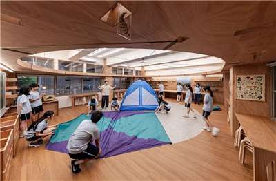 Salle de classe du collège Qingshan Forest à Taipei (STUDIO 317)