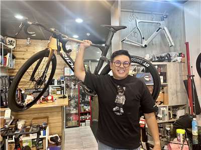 Jack, l'heureux propriétaire d'une boutique de vente, de réparation et d'entretien de vélos à Taipei (Image : RTI)