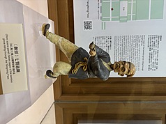 Une figurine en céramique représentant un palefrenier fait partie des trois sculptures à être exposées au musée des arts contemporains de Tokyo (photo, CNA)