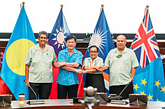 Le ministre taiwanais des Affaires étrangères Lin Chia-lung lors de la signature d'une déclaration conjointe avec les dirigeants des pays alliés de Taiwan au sein du Forum des îles du Pacifique, le 2 septembre à Koror, capitale des Palaos.