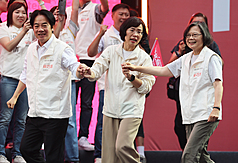 La candidate du DPP à la mairie du Nouveau Taipei Su Chiao-hui est apparue main dans la main avec l'actuel président de la République Lai Ching-te et l'ex-présidente Tsai Ing-wen, qui dirige sa campagne, le 5 septembre 2026 (Image : CNA)