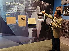 Chen Yi-shen présente l'exposition « Lumières et ombres : perspectives multiples sur Taïwan autour de 1945 » (photo CNA)