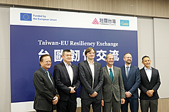 Pour le lancement d'un programme d'échange sur la résilience entre Taïwan et l'UE, étaient présents notamment le directeur de l'EETO Lutz Güllner (troisième à partir de la droite), le vice-ministre de l'Intérieur Ma Shih-yuan (deuxième à partir de la gauche), Enoch Wu (premier à partir de la droite), fondateur de Forward Alliance et le directeur du bureau européen de l’organisation Samaritan International (photo : CNA)