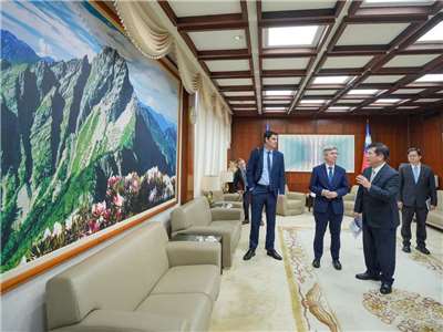 Le minitre des Affaires étrangères Lin Chia-lung reçoit le nouveau directeur du Bureau français de Taipei Frédéric Laplanche (photo : FB Lin Chia-lung)