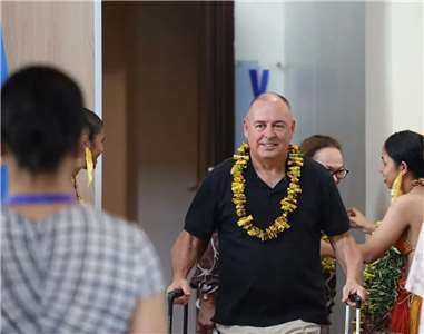 Le Premier ministre des îles Cook Mark Brown lors de son arrivée aux Palaos pour le sommet des dirigeants du Forum des îles du Pacifique (FIP) (Image/Page Facebook du FIP)