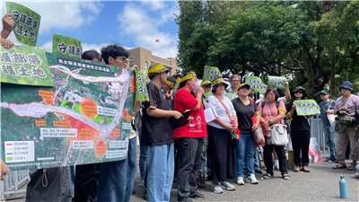 Manifestation d'autochtones de plusieurs villages de la zone sinistrée de Guangfu (comté de Hualien) devant le Yuan exécutif un an après la catastrophe de Matai'an (photo : FB de Taiwan Association for Human Rights https://www.facebook.com/tahr1984)