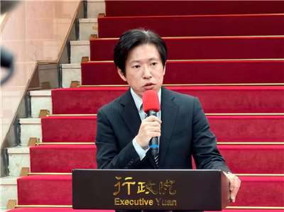 Le secrétaire général du gouvernement Chang Tun-han annonce que le Premier ministre Cho Jung-tai a contresigné le décret de promulgation de la loi sur le développement  de l'industrie des drones (photo, Rti)