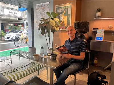 Corrado Neri, auteur de "Taiwanese Horror Cinema in the 21st Century", à son "bureau" à Taipei (photo Stellina Chen, aimable crédit)