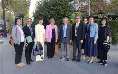 La représentante taïwanaise à Paris Hao Pei-chih reçoit la délégation conduite par le président de la Commission nationale des sciences Wu Cheng-wen, aux côtés de Sylvie Retailleau, ancienne ministre de l’Enseignement supérieur et de la Recherche et actuelle présidente d’Universcience (FB de la représentation taïwanaise à Paris, 10 sept.)