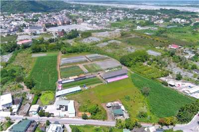 Vue aérienne de la perme Pangcah et de ses environs, un an après les inondations de Guangfu (photo : aimable crédit)
