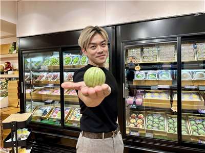 Louis, un jeune Taïwanais qui a vendu des fruits sur les marchés pendant dix ans, tient aujourd'hui une boutique de fruits de luxe dans le quartier de Xinyi, près de la Tour 101 (Image : Rti)