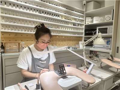 Hsieh Wan-rong, une Taiwanaise qui a ouvert il y a six ans son propre salon de nail art à Taipei (Image : RTI)