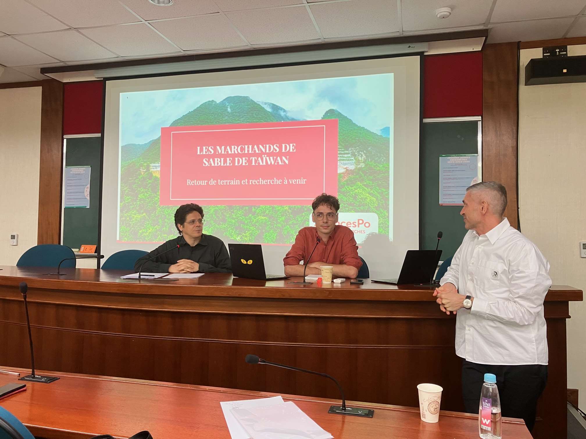 Le doctorant Grégoire Ramé présente l'avancement de ses recherches sur l'extraction du sable à Taïwan lors de la Journée Jeunes Chercheurs CEFC-EFEO 2025 (photo : Sasa/RTI)