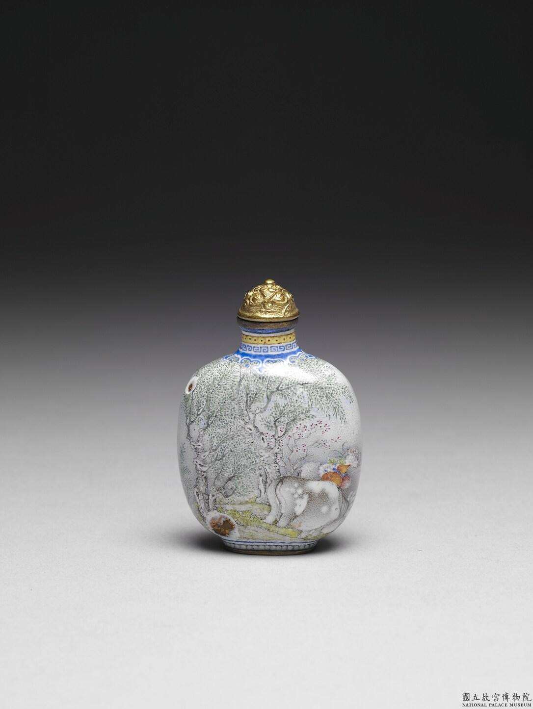 Image 3-2: Flacon à tabac en cuivre avec motif de "Mère et enfant" dans une scène printanière de saule et d'hirondelle en émaux peints (source MNP)