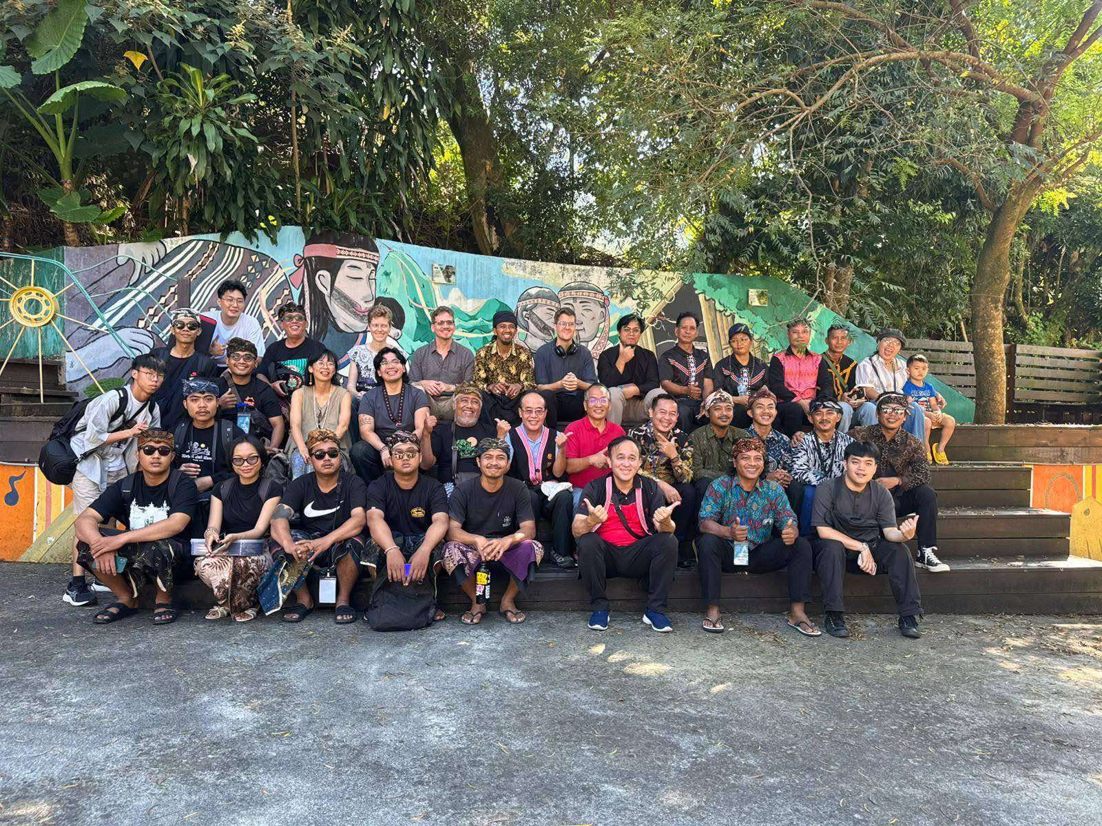 Visite de l'école expérimentale P'uma avec des spécialistes de la guimbarde de Malaisie, d'Indonésie, des Philippines et d'ailleurs (photo : FB Najmie Hafizan) 