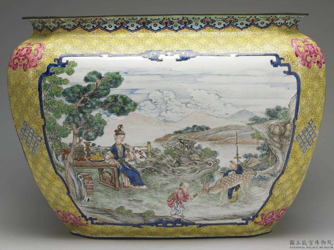 Image 2-4: Bassine carrée en cuivre au motif de "mère éduquant son enfant" en émaux peints (source MNP)