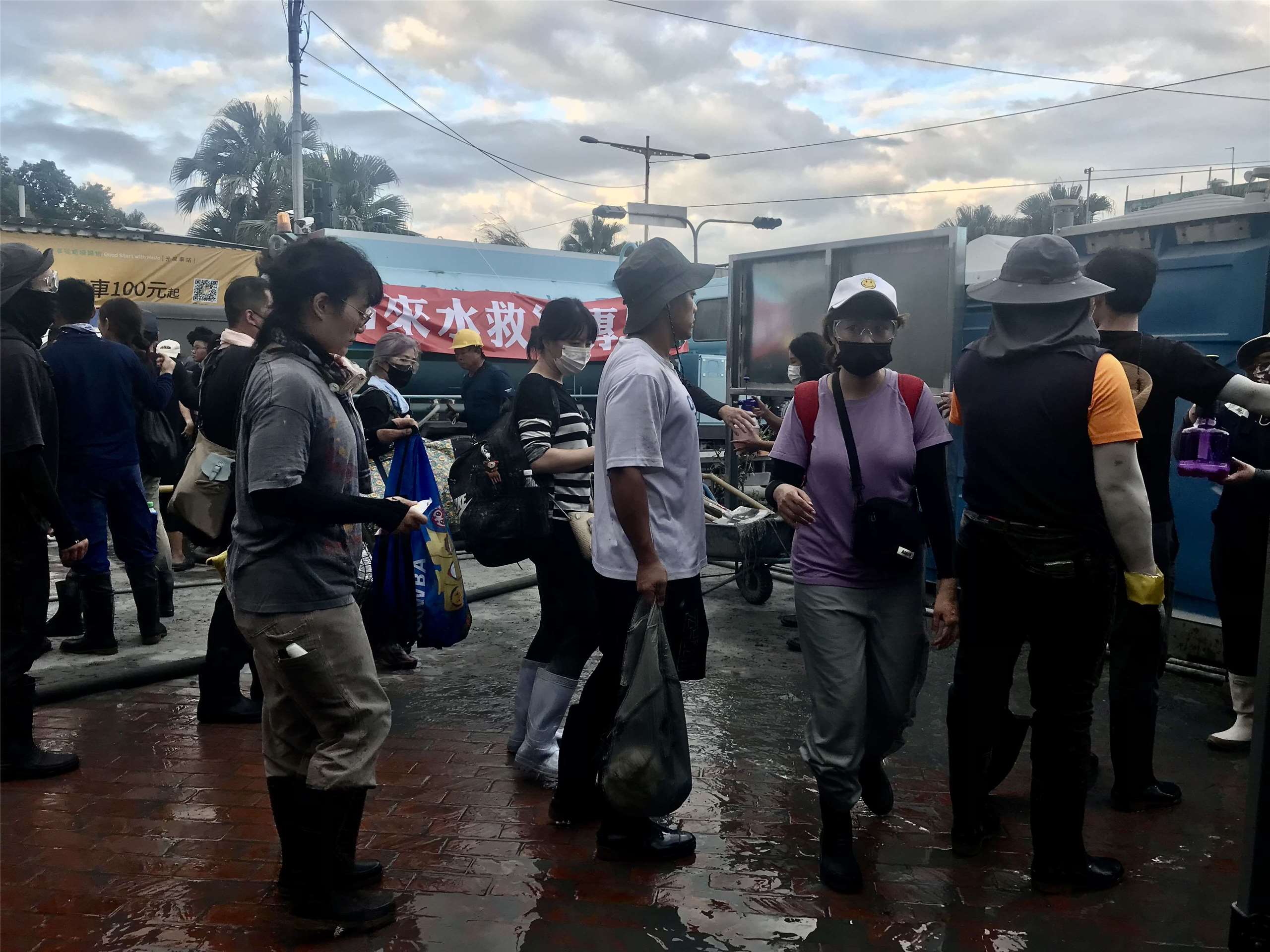 Reportage à Guangfu auprès des bénévoles mobilisés suite aux inondations (Image : Lisa Duffaud)