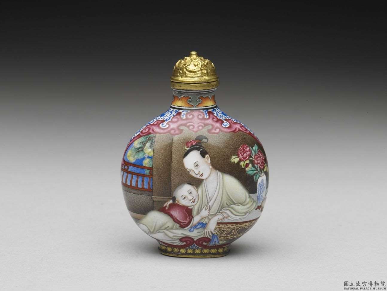 Image 2-2: Flacon à tabac en cuivre avec motif de "Mère enseignant à son enfant" en émaux peints (source MNP)