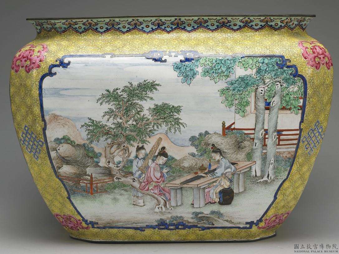 Image 2-3: Bassine carrée en cuivre au motif de "mère éduquant son enfant" en émaux peints (source MNP)