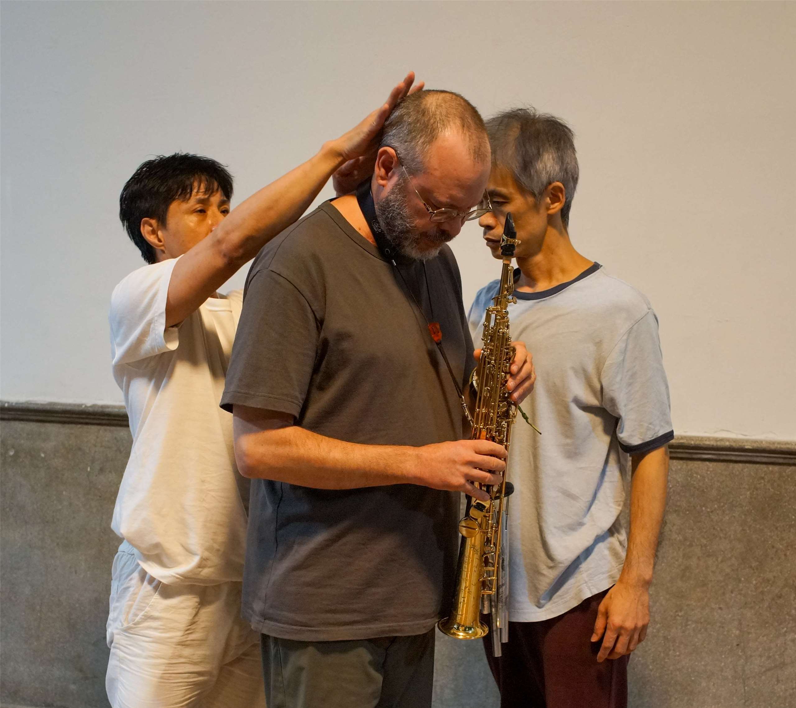 Arnaud Lechat (au centre) lors d'une répétition pour le festival I-dance avec les danseurs hongkongais Daniel Yeung (à gauche) et Force Fong (à droite) (photo : Sasa) 