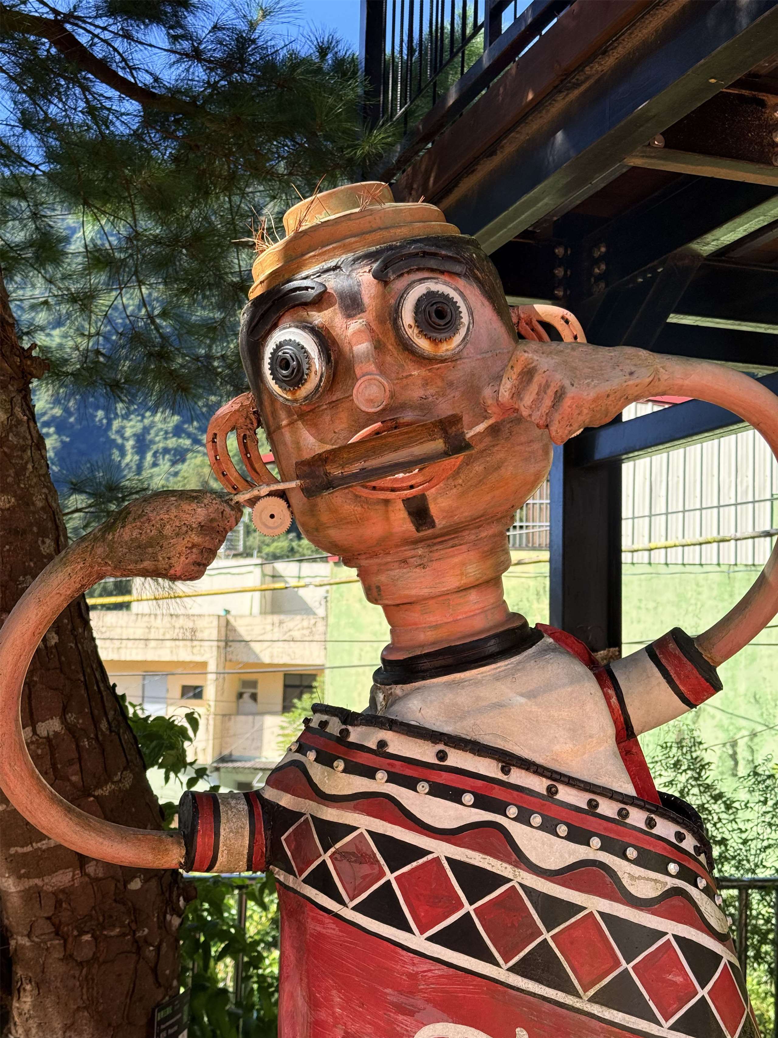 Statue jouant de la guimbarde (lubuw) près de l'entrée de l'école P'uma, à Taichung (photo Neptune Chapotin)