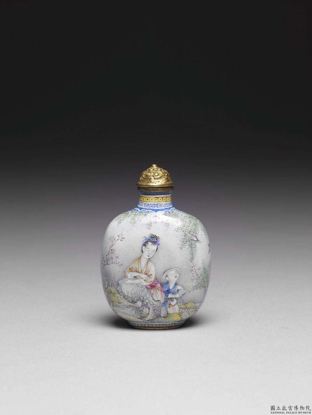 Image 3-1: Flacon à tabac en cuivre avec motif de "Mère et enfant" dans une scène printanière de saule et d'hirondelle en émaux peints (source MNP)