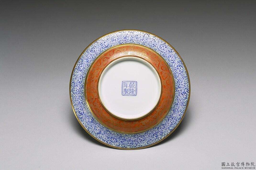 Image 1-2: Assiette avec motif de 'Mère éduquant son enfant' en émaux peints falangcai (source MNP)