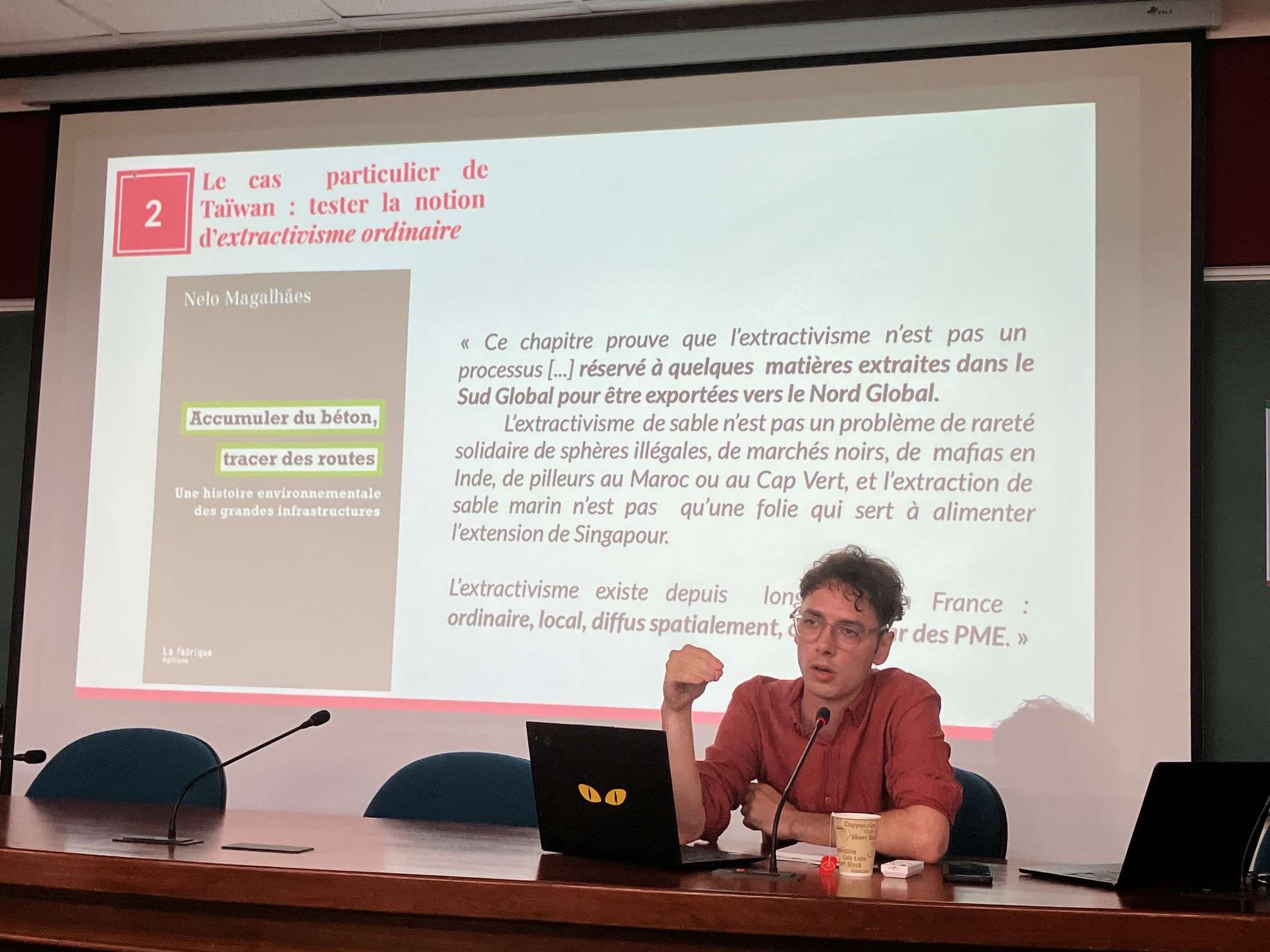 Le doctorant Grégoire Ramé présente l'avancement de ses recherches sur l'extraction du sable à Taïwan lors de la Journée Jeunes Chercheurs CEFC-EFEO 2025 (photo : Sasa/RTI)