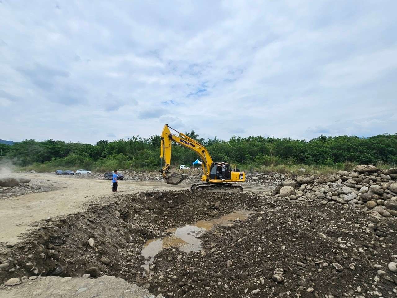 Une pelleteuse dans le lit de la rivière Nanzixian, en amont de la rivière Kaoping dans le sud de Taïwan (photo : Grégoire Ramé) 