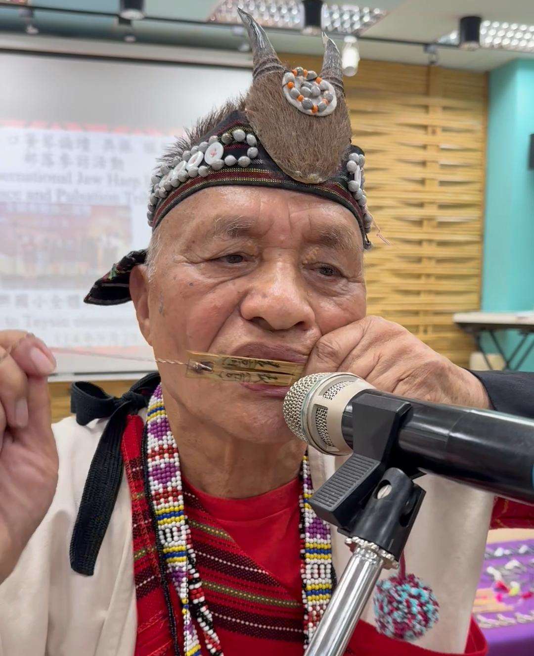 Tawnay Tili joue d'un lubuw de fabrication propre (photo Neptune Chapotin)