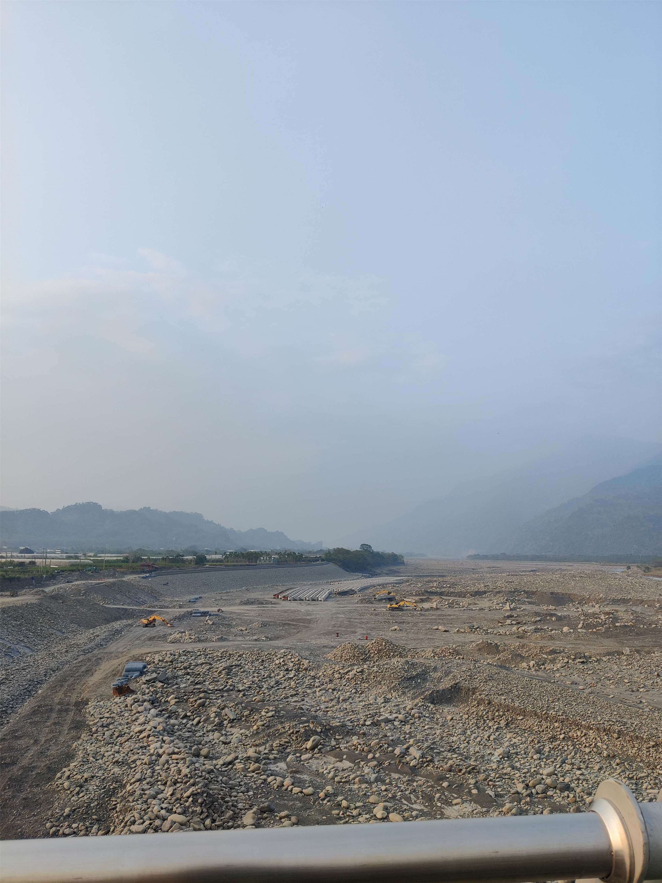 Lit sans eau de la rivière Laonong, travaux d'aménagement de la digue en prévision des crues à venir (photo : Grégoire Ramé) 
