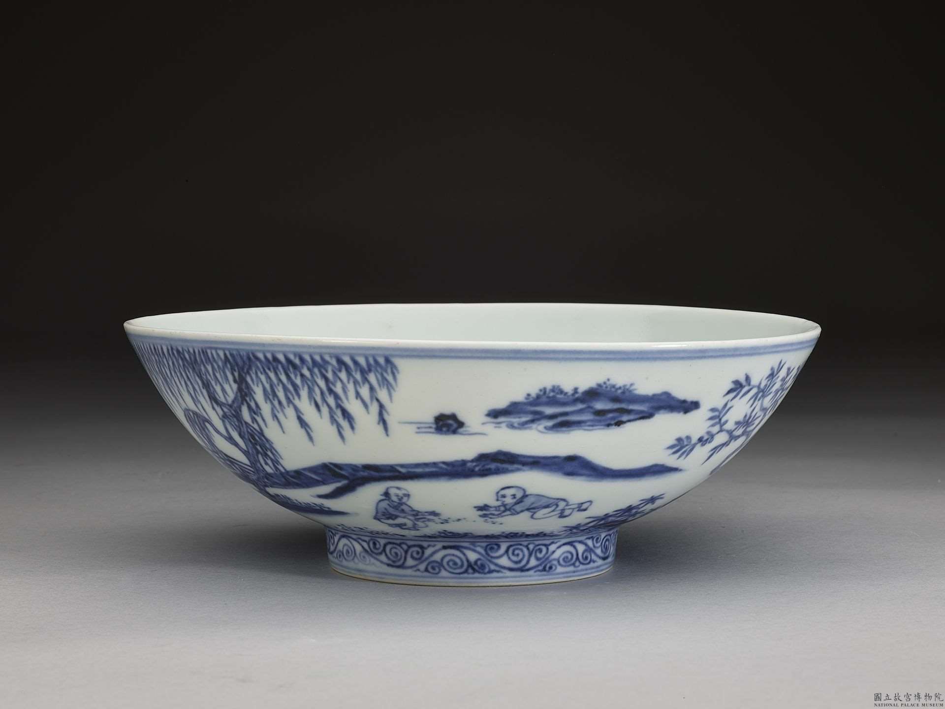 Image 3-2: Bol à décor sous glaçure bleue représentant des dames de cour et des enfants en train de jouer (source MNP)