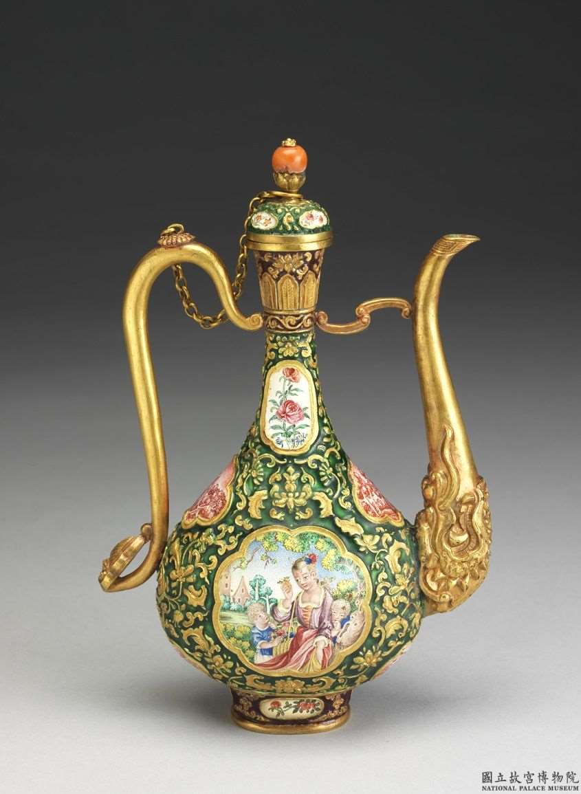 Image 4-2: Pichet en champlevé, en or, décoré avec des motifs représentant des femmes européennes (source MNP)