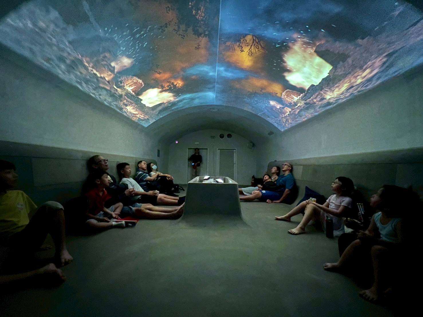 Projection dans l'abri antiaérien (photo : association de réhabilitation du village de garnison Jianguo à Huwei)