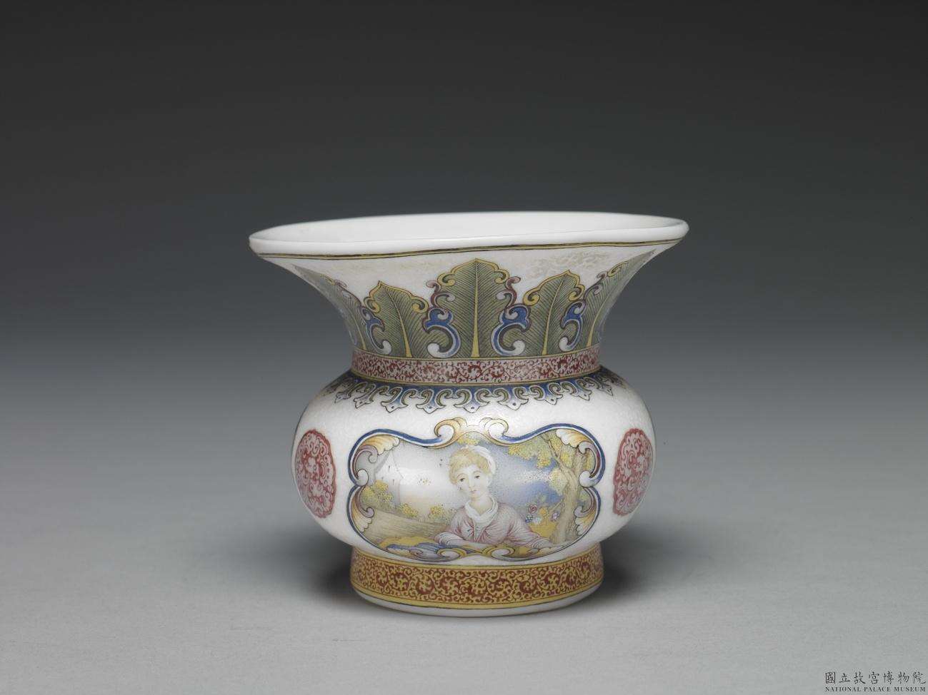 Image 4-3: Zhadou en verre, décoré d'une dame occidentale en émaux peints (source MNP)